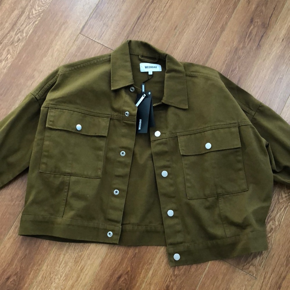 Oversized army green colored cropped denim jacket.